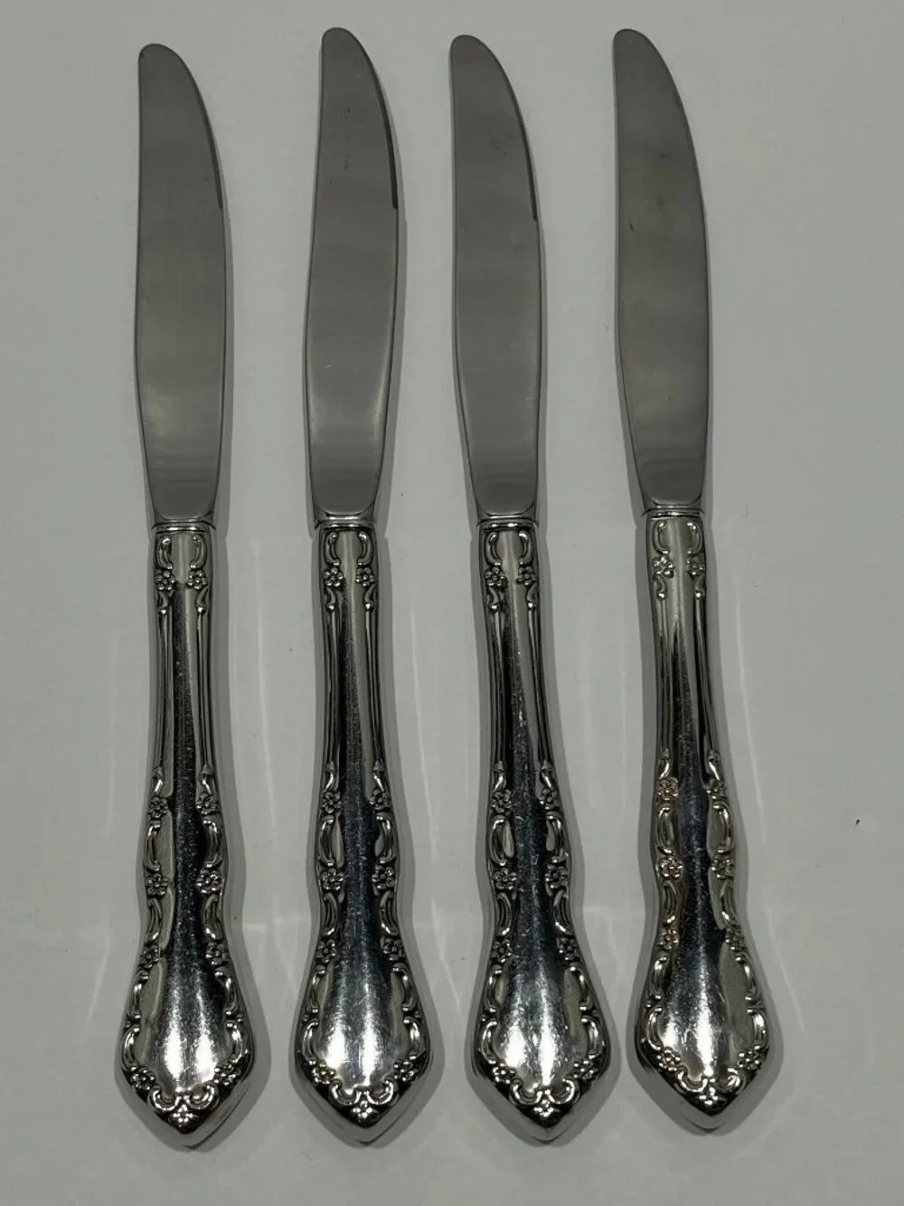 Set of 4 Oneida/Deluxe Distinction Stainless Steel MANSION HALL Dinner Knives